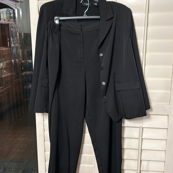 T. Milano Woman black stripe suit - jacket and matching pants - Picture 4 of 4